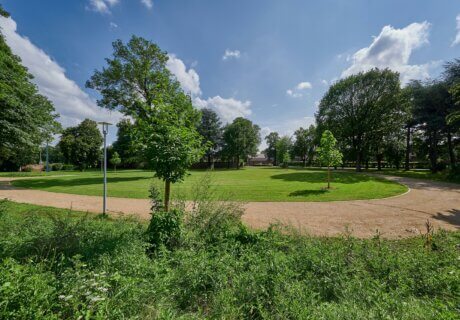 Parkanlage Bergheim Auenheim - Blick auf die zentrale Rasenfläche