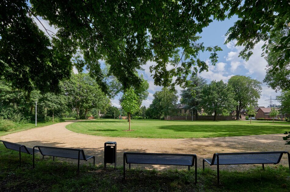 Parkanlage Bergheim Auenheim - Sitzplatz unter Bäumen