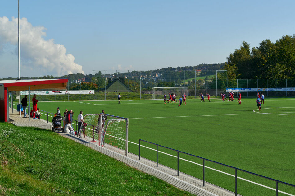 Kunstrasenplatz - Sportstätte FC Stolberg - Blick von der Böschung auf den Sportplatz