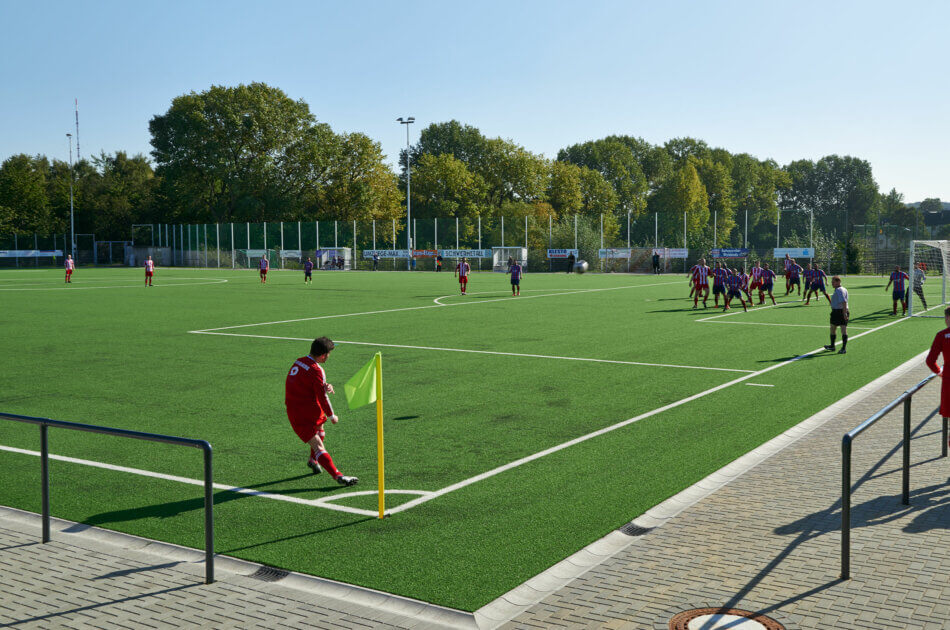 Kunstrasenplatz - Sportstätte FC Stolberg - Blick von der Eckfahne