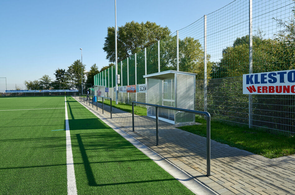 Kunstrasenplatz - Sportstätte FC Stolberg - Blick auf die Trainerkabinen
